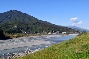 身延山と富士川河川敷