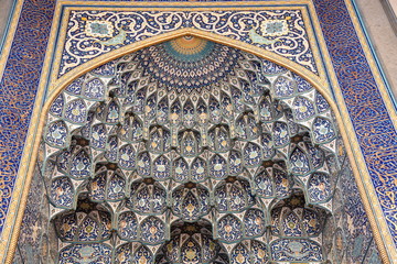 Reich verzierte Kuppel einer Gebetsnische in der Sultan-Qabos-Moschee