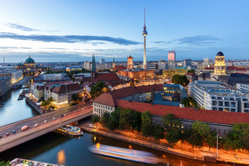 Berlin Skyline Fernsehturm Rotes Rathaus Abend Wahrzeichen Deutschland Stadt © Markus Mainka