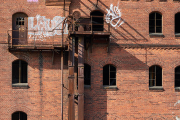Berlin-Schöneweide - Denkmalschutz einer alten Brauerei und der Zerfall der alten roten Backsteingebäude