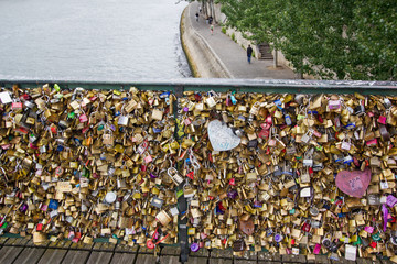 Schlösser an einer Brücke über der Seine, Paris