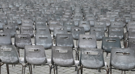lots of empty chairs without people before the event