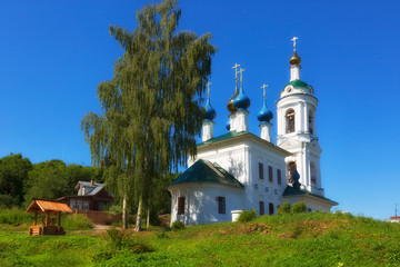 Fototapeta na wymiar Russia, city of Ples . St. Varvara Church