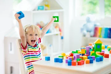 Fototapete Kindergarten Kinderspielzeug. Kinderbauturm aus Spielzeugblöcken.