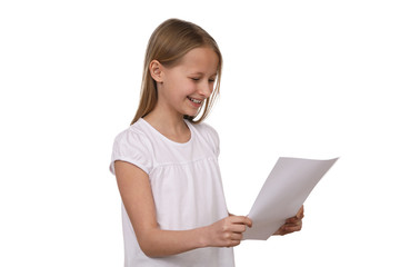 Mädchen schaut lachend auf ein Papier in ihren Händen