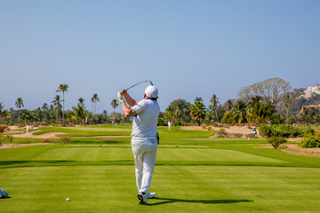 Obraz premium man playing golf