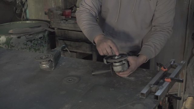 Swapping disk of a grinder