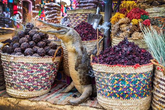 Assuan, Souk mit Gew&uuml;rzen und Krokodil in einem nubischen Dorf am Nilufer in &Auml;gypten, eine Kreuzfahrt.