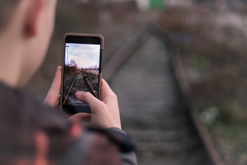 Ein Teenager der ein Foto mit seinem Smartphone macht