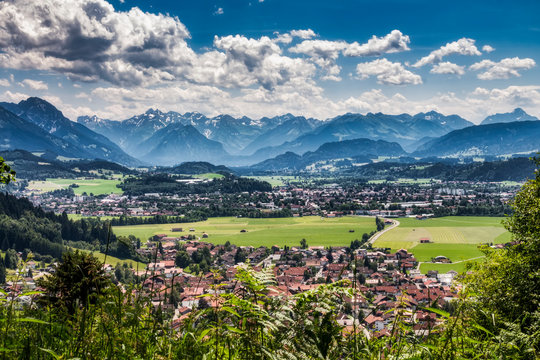 Blick vom Weinberg bei Burgberg im Allg&auml;u Richtung Sonthofen und Alpen Querformat 1