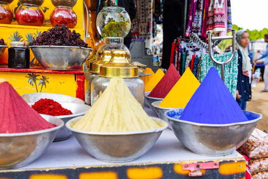 Assuan, Souk mit Gew&uuml;rzen in einem nubischen Dorf am Nilufer in &Auml;gypten, eine Kreuzfahrt.