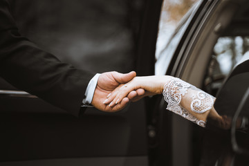 Braut steigt aus dem Auto