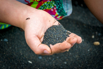 Du sable noir de Ténérife dans la main (Espagne, iles Canaries)