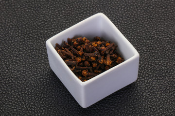 Dry clove seeds