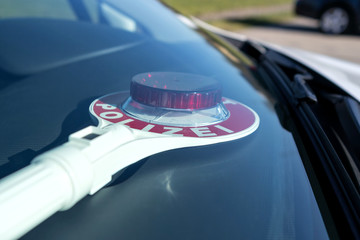 Polizeikelle auf dem Armaturenbrett eines zivilen Streifenwagens