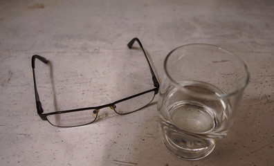 Glas wasser mit Brille