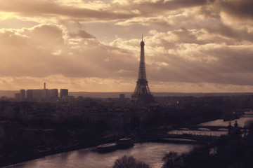 Fototapeta na wymiar Tour Eiffel au coucher de soleil