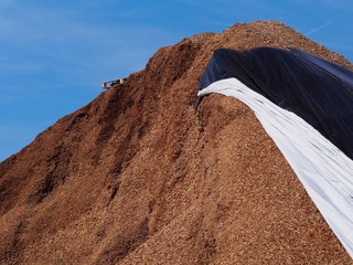 Bodenabdeckung - Riesenhaufen von Rindenmulch