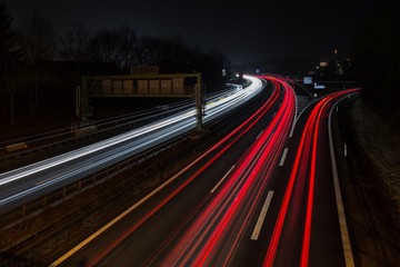 Fototapeta na wymiar Lichtspuren von Autos auf einer Autobahn, Deutschland