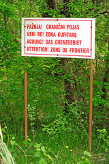 Warnschild an der grünen Grenze zwischen Montenegro und Albanien