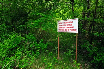 Fototapeten Warnschild an der grünen Grenze zwischen Montenegro und Albanien © bennytrapp