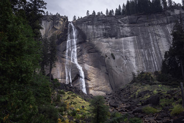 Fototapeta premium Vernal falls along the Mist Trail in Yosemite National Park in autumn