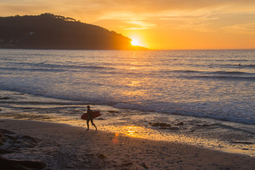 Surfing al Atardecer