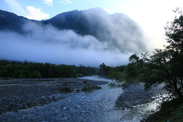 北アルプス　神々しい上高地の風景　朝靄に煙る梓川と明神岳