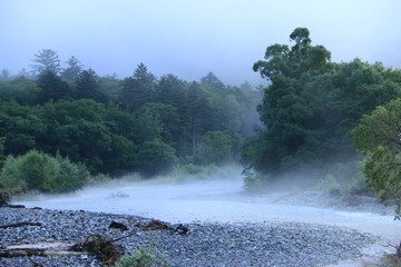 北アルプス　神々しい上高地の風景　朝靄に煙る梓川