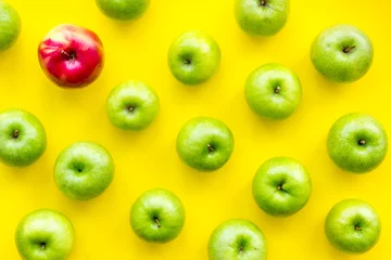 Lebensmittelmuster mit grünen Äpfeln auf Draufsicht des gelben Hintergrundes © 9dreamstudio