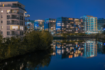 Architektur bei Nacht in Berlin an der Spree