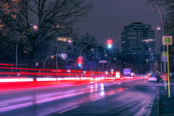 Stadtansicht von Berlin bei Nacht mit Verkehrslichtern