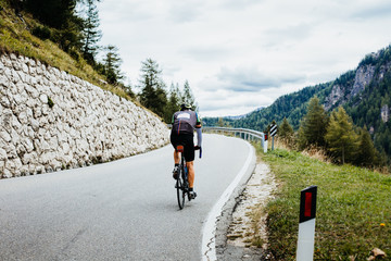 Rennradfahrer in den Bergen von Südtirol 