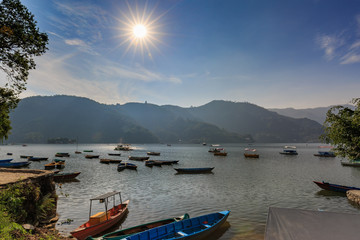 Fototapeta na wymiar Boote auf dem See Fewa bei Pokhara, Nepal