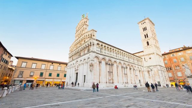 Hyperlapse Square of the cathedral of San Michele in Foro at night, Lucca