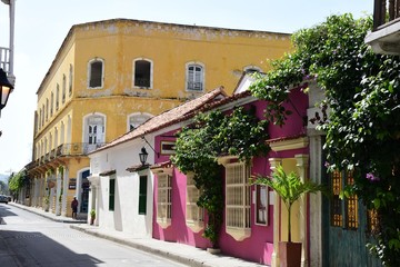 Fototapeta na wymiar Beautiful streets in the historical center of Cartagena de Indias, Colombia