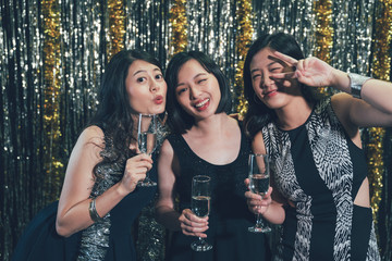 Happy young people with cocktails at pub taking picture face camera smiling. crazy lovely girls...