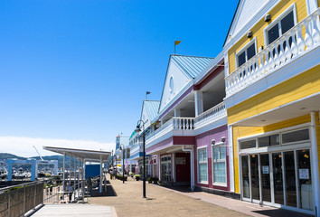オシャレな建物が並ぶ伊東マリンタウン