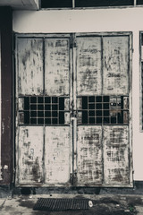 old door abandon