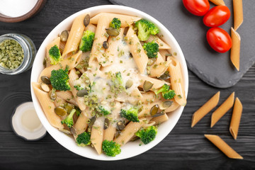 Pasta with vegetables, sprinkled with white sauce