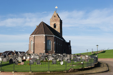 Die niederländische  Kirche m friesischen  Wierum hat ein Schiff als Wetterhahn