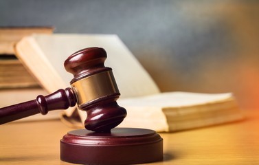 Obraz premium Books and wooden gavel, close-up view