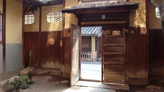 昔ながらの造りの門 / Japanese traditional gate