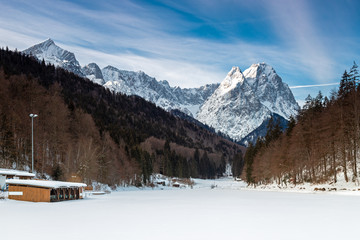 Zugefrorener Riessersee bei Garmisch Partenkirchen im Winter