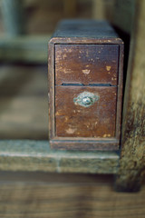 昭和レトロな日本風の小さな雑貨と陳列棚