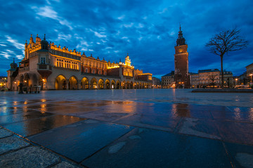 Fototapeta na wymiar Grande piazza del mercato a Cracovia durante un'alba piovosa