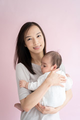 Obraz na płótnie Canvas 赤ちゃんを抱く女性