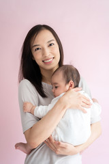 赤ちゃんを抱く女性