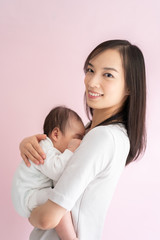 赤ちゃんを抱く女性