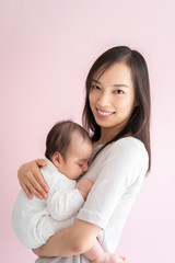 赤ちゃんを抱く女性